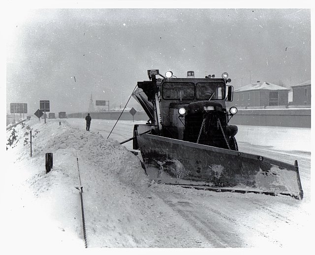 http://www.badgoat.net/Old Snow Plow Equipment/Trucks/Walter 100 Traction/Mass DPW Snowfighters/GW640H519-11.jpg